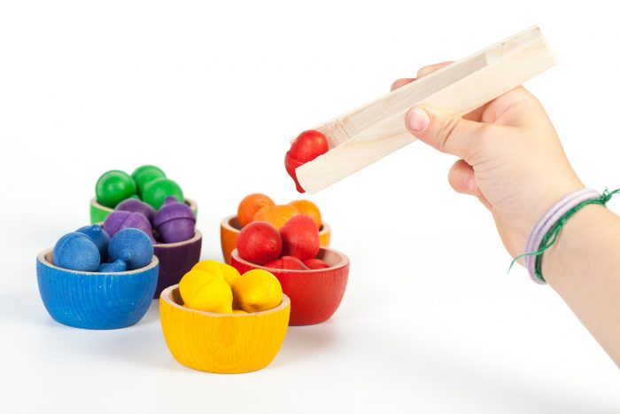 Grapat 6 Houten Regenboog Kommetjes met 36 Eikels en Pincet - primaire kleuren - Afbeelding 3
