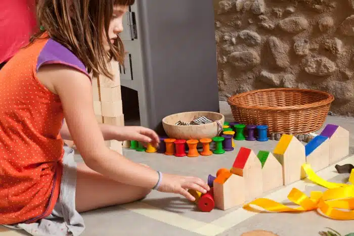 Grapat 6 Houten Regenboog Huizen met 6 Nins Poppetjes - naturel hout met gekleurd dak - Afbeelding 3