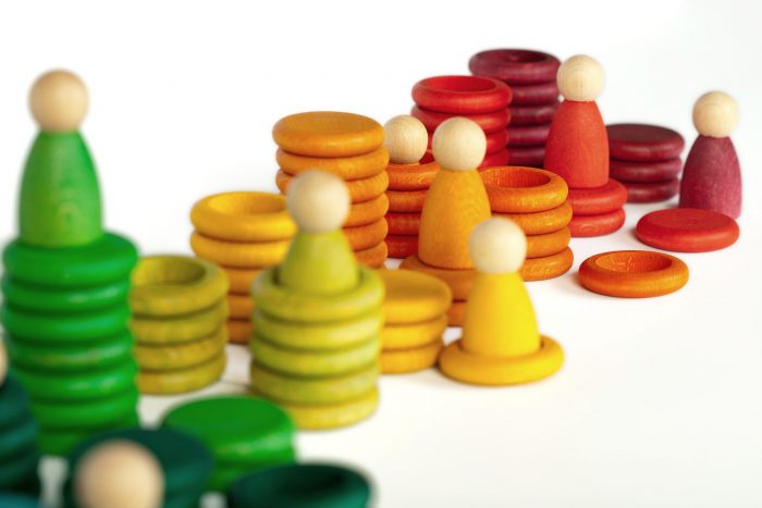 Grapat Houten Speelset Carla: Nins Poppetjes, Ringen en Schijven - diverse kleuren - Afbeelding 2
