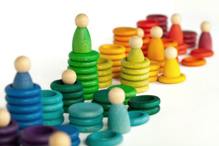 Grapat Houten Speelset Carla: Nins Poppetjes, Ringen en Schijven - diverse kleuren - Afbeelding 3