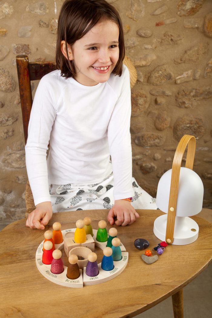 Vrolijk kind met Grapat Houten Kalender Jaarring met Nins Poppetjes