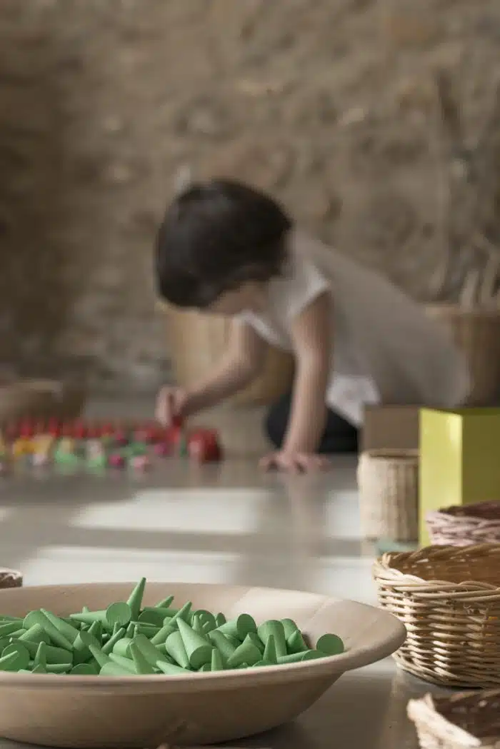 Kind aan het spelen met Houten Kegels