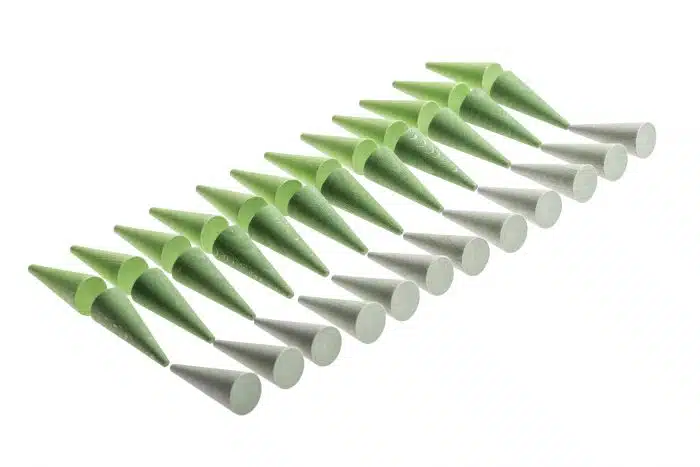 De geordende houten kegels zijn groen