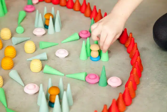 Kind speelt met Grapat Mandala Houten Kegels
