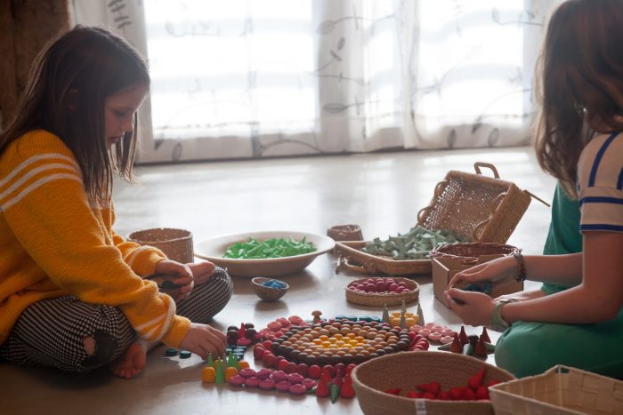 Kinderen spelen samen met Houten Kegels