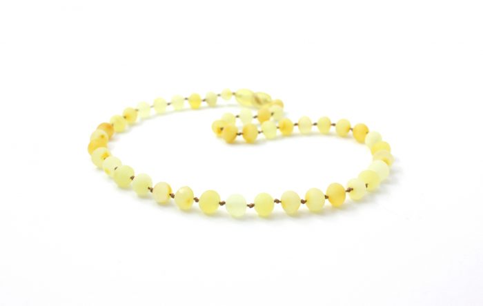 Barnsteen Peuterketting 32 cm - ongepolijst milky baltic amber