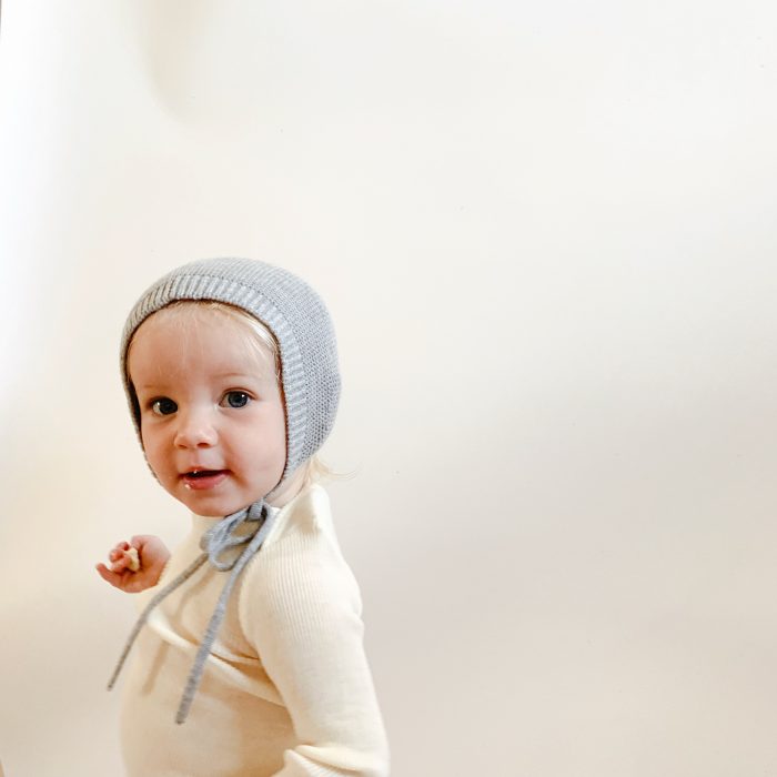 Hvid Merino Wol Strikmutsje/Bonnet Dolly - grey melange - Afbeelding 2
