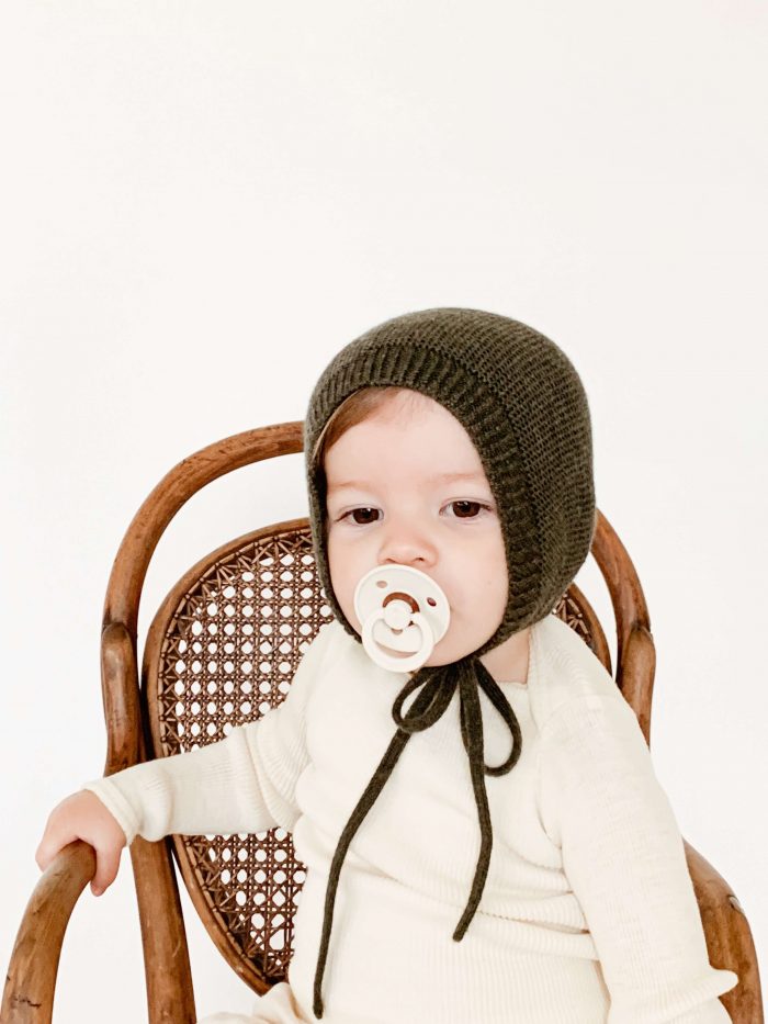 toddler wearing merino wool hvid hat in pine color