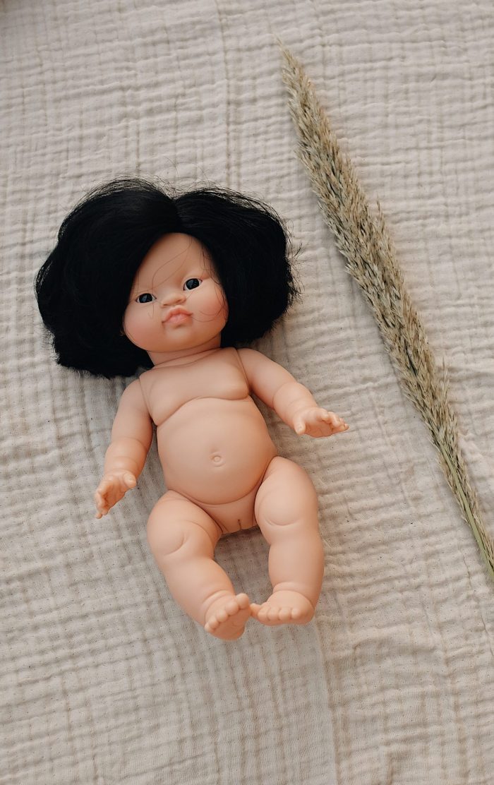 Gordi meisje aziatisch met haar - Paola Reina