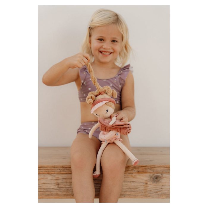 girl playing with little dutch zomerpop mila