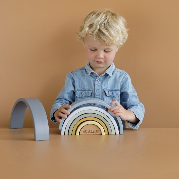 kind aan het spelen met little dutch regenboog blue