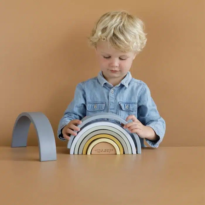kind aan het spelen met little dutch regenboog blue