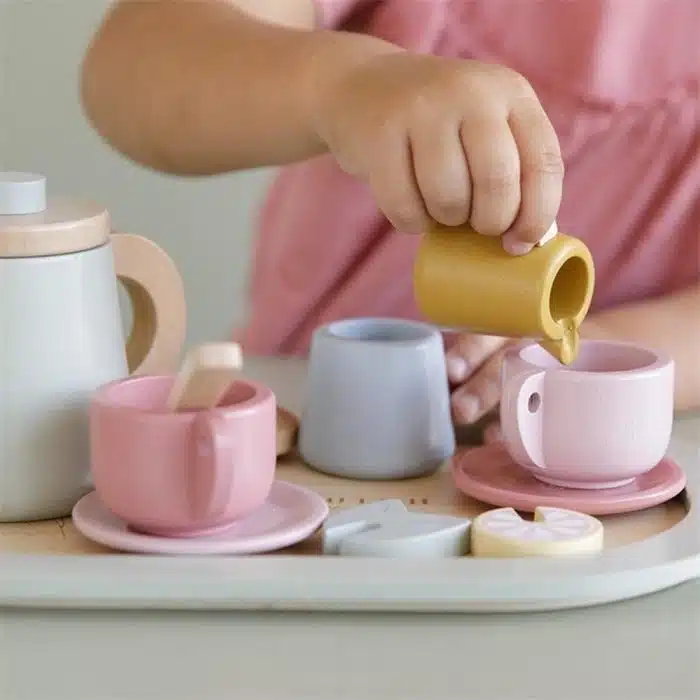 Kind speelt met het Little Dutch theeservies
