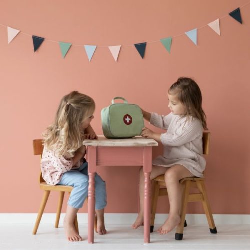 Twee meisjes die spelen met de Little Dutch dokterstas