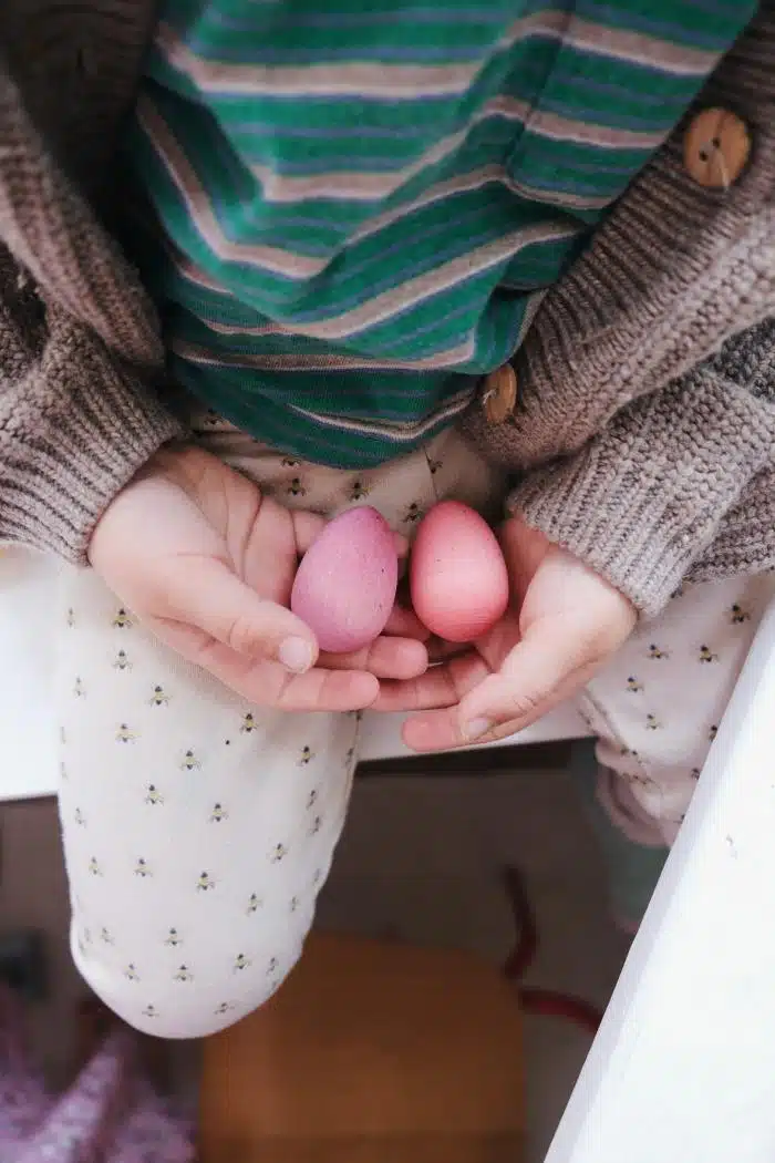 Grapat Happy Eggs in de hand van een kind