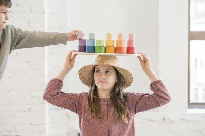 Grapat Nest Bowls, gebalanceerd op het hoofd van een kind