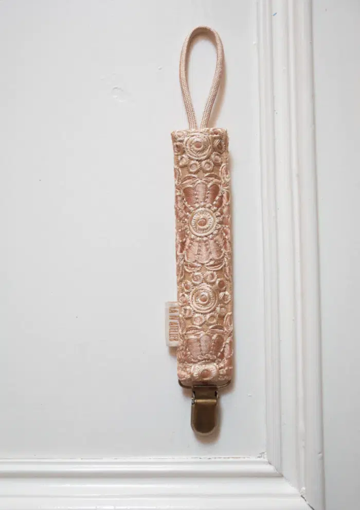 La N'atelier Pacifier Clip - Pearl