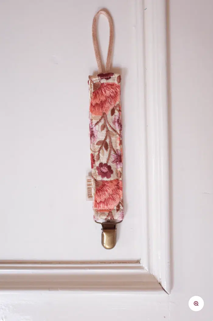 La N'atelier Pacifier Clip - Sweet Pea Light