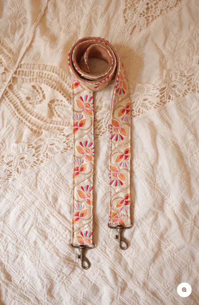 Onze allereerste creatie van La N’atelier is echt een alleskunner! Deze multifunctionele topper is perfect voor jouw telefoon, handtas, camera