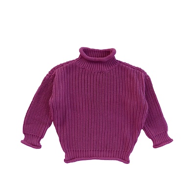 Your Wishes Knit Oversized Turtleneck Sweater Purple Wine | Kruip lekker weg in deze wijde, gebreide coltrui. Deze fijne paarse unisextrui is gemaakt van een zachte mix van acryl en katoen en heeft een comfortabele turtleneck die extra warmte biedt tijdens koude dagen. Dankzij het elastiek in de mouwuiteinden en de onderkant sluit de trui mooi aan op het lichaam van jouw kindje, voor een perfecte pasvorm die de kou buiten houdt. De oversized fit zorgt voor een relaxte, nonchalante look – ideaal voor elke gelegenheid. Een onmisbare basic in de kledingkast van jouw kleine trendsetter! Opvallende kleur Prachtig structuur  Met colletje